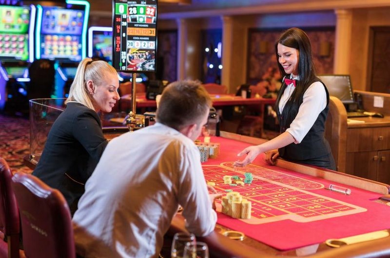 Người chia bài trong Casino gọi là Dealer