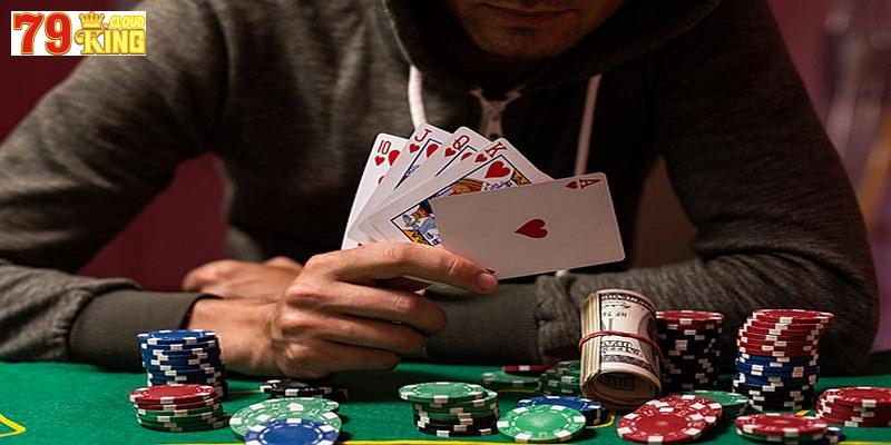 Luật All in Poker bàn 2 người chơi khác với bàn nhiều người chơi